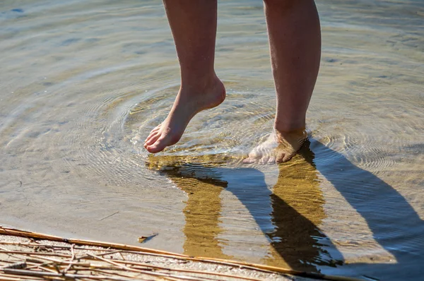 若い女性彼女の feets を浸漬 — ストック写真