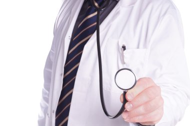 Elinde steteskop olan bir doktor.