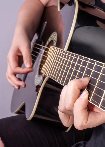 Mãos de um adolescente toca guitarra — Fotografia de Stock