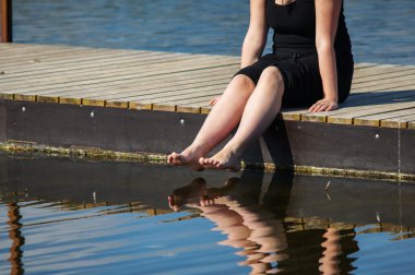 iskelede oturan genç bayan 