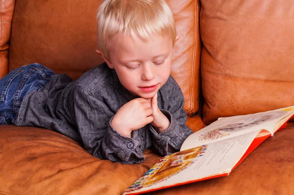 Barn läser i en bok — Stockfoto