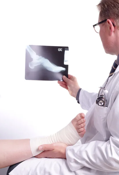 Doktor sınav bir x-ışını fotoğrafı burkulan ayak
