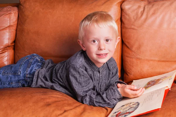 Kind wordt gelezen in een boek — Stockfoto