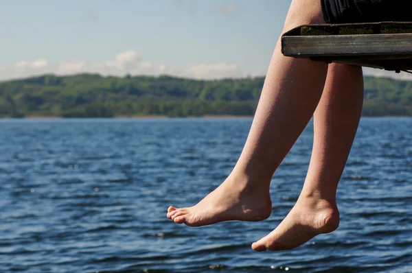 Legs hanging of a Jetty — Stock Photo, Image