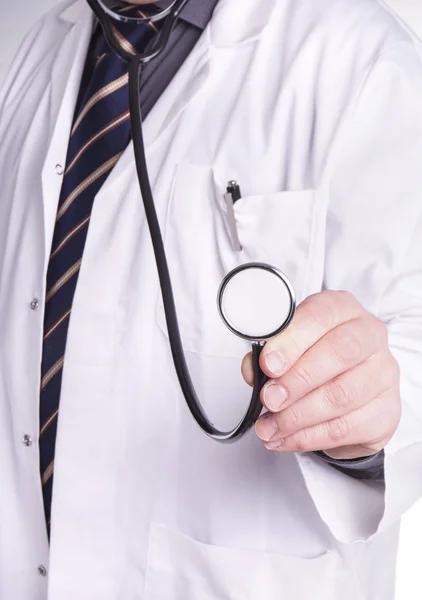 Läkare med stetoskop i handen — Stockfoto