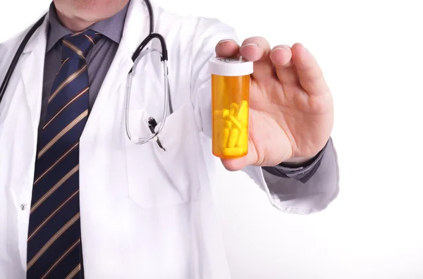 Arzt mit Medikament in der Hand — Stockfoto