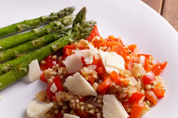 Vegetarische boekweit risotto met rode paprika — Stockfoto