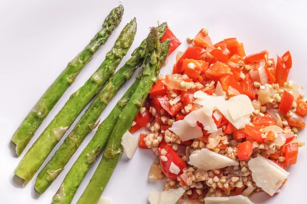 Vegetarische boekweit risotto met rode paprika — Stockfoto