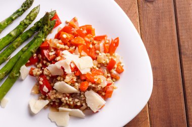 Vejetaryen buğday risotto kırmızı biber ile