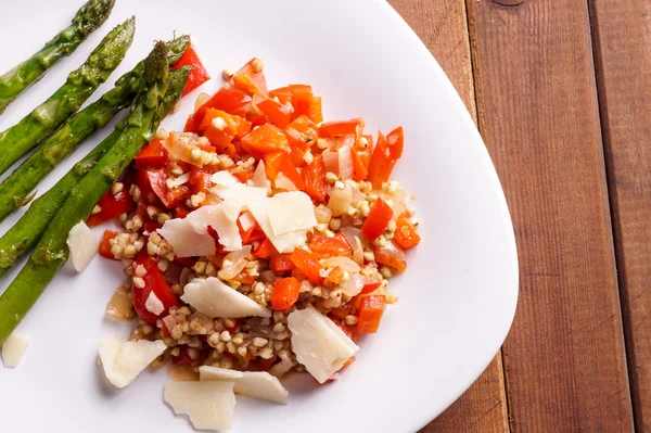 Risoto de fagópiro vegetariano com pimentas vermelhas — Fotografia de Stock