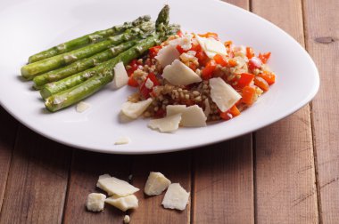 Vejetaryen buğday risotto kırmızı biber ile