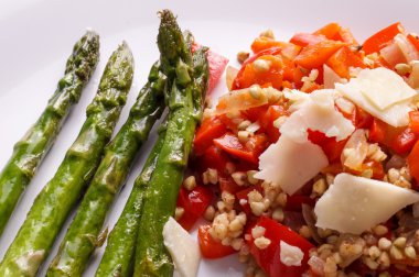 Vejetaryen buğday risotto kırmızı biber ile