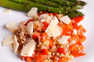 Vejetaryen buğday risotto kırmızı biber ile