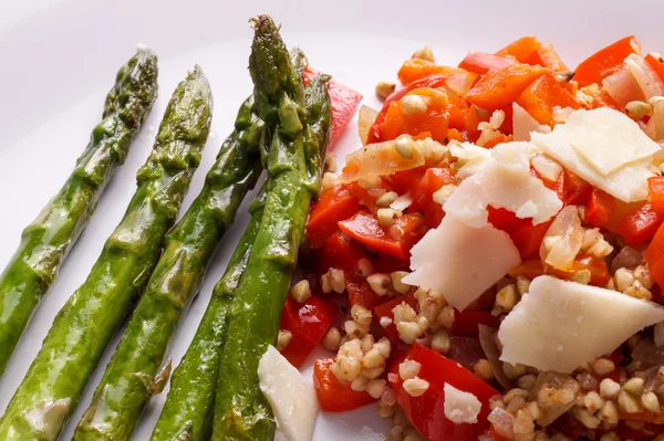 Risoto de fagópiro vegetariano com pimentas vermelhas — Fotografia de Stock