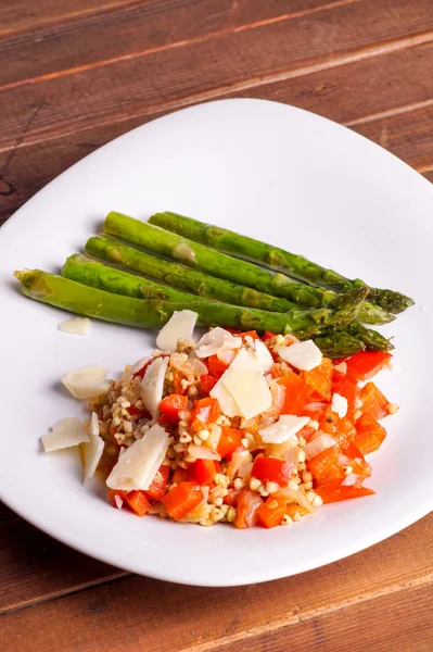 Risoto de fagópiro vegetariano com pimentas vermelhas — Fotografia de Stock