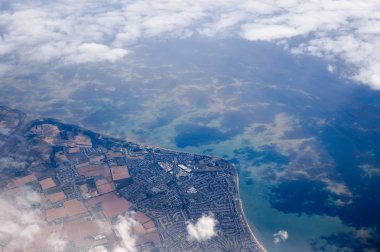 Kıyı kasabasının havadan görünüşü