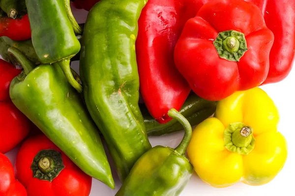 Ramo de diferentes pimientos, rojo, verde y rojo — Foto de Stock