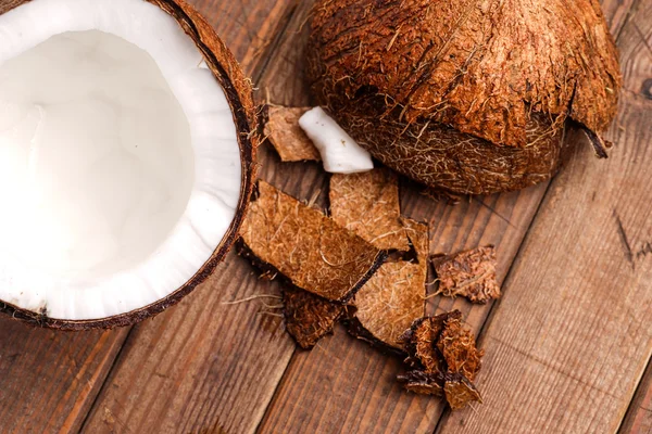 Noix de coco, cassées et ouvertes prêtes à manger — Photo