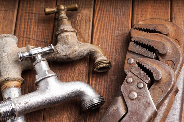 Herramientas de trabajo, fontanería, tuberías y grifos — Foto de Stock