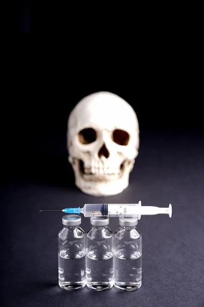 Kafatası, şırınga ve tıbbi şişeleri — Stok fotoğraf