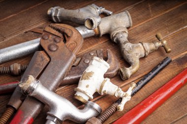Çalışma araçları, sıhhi tesisat, borular ve musluk