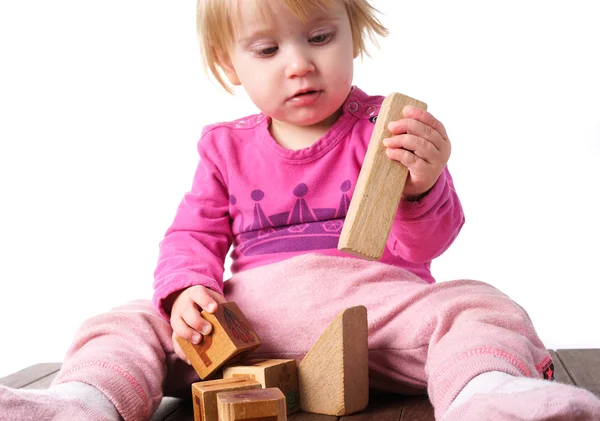 Peuter meisje spelen met houtblokken — Stockfoto