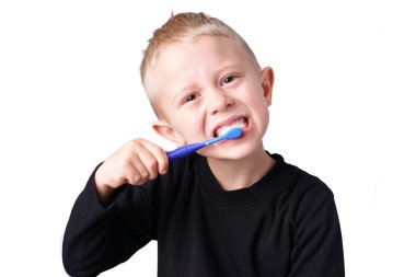çocuk, dişlerini fırçalayıp fırçalamadığını