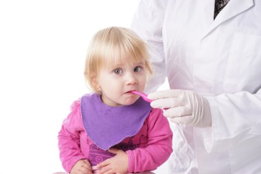 Kız bebek onun diş fırçalama diş hekimi tarafından yardım alır