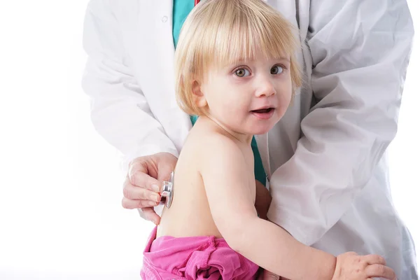 Médico examina bebê menina com estetoscópio — Fotografia de Stock
