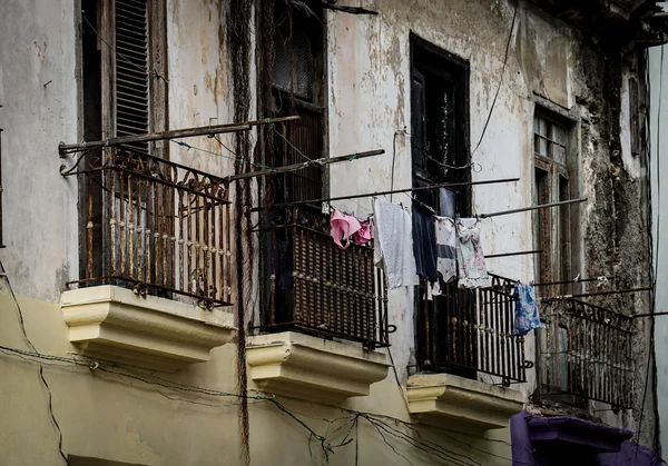 Fachada de barrio pobre con balcones —  Fotos de Stock