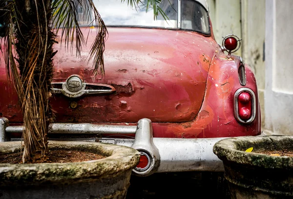 Velho carro americano vermelho — Fotografia de Stock