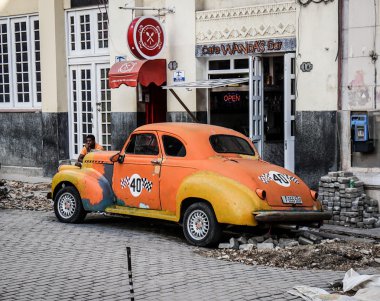 Eski kırık street, Havana, Küba'da takside