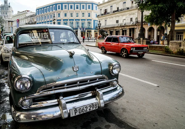 Gamla bilar och Capitol i Havanna, Kuba — Stockfoto