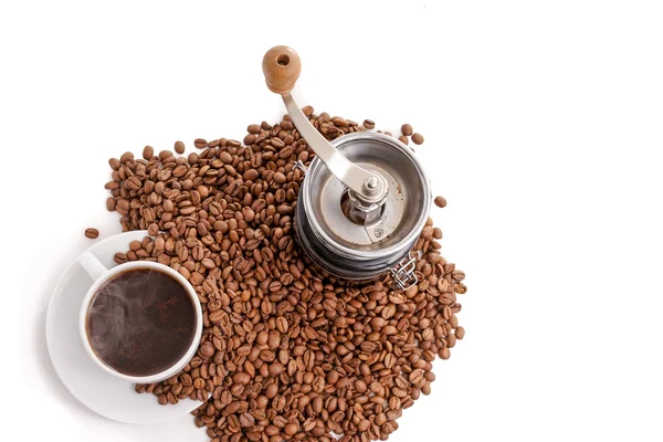Kaffekvarn med coffeecup och bönor — Stockfoto