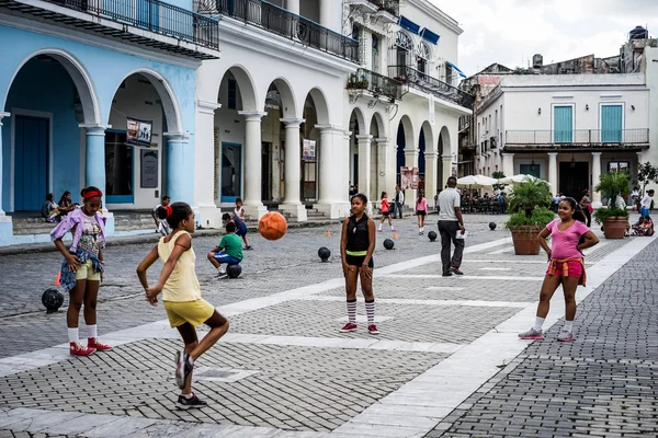 Grupo de escolares têm aula de Educação Física — Fotografia de Stock