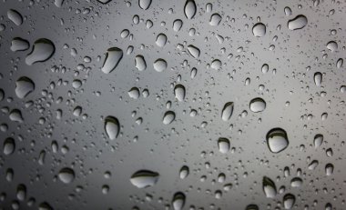 Doğadan camına soyut su damlası.