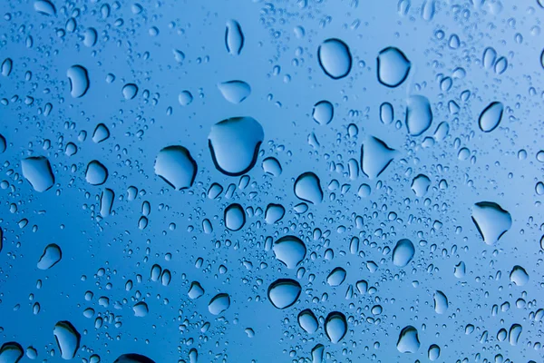 Mavi arkaplanda su damlası.