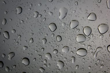 Doğadan camına soyut su damlası.