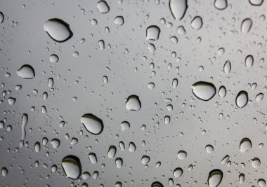 Doğadan camına soyut su damlası.