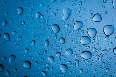 Mavi arkaplanda su damlası.