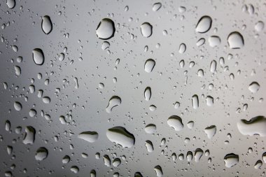 Doğadan camına soyut su damlası.