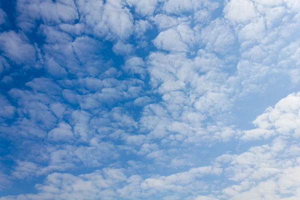 Mavi gökyüzünde beyaz bulutlar.