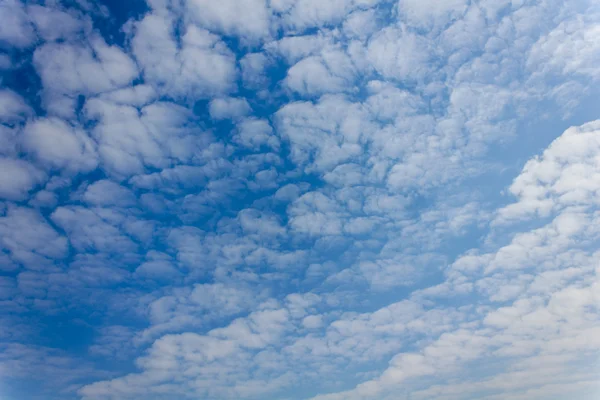 Mavi gökyüzünde beyaz bulutlar.