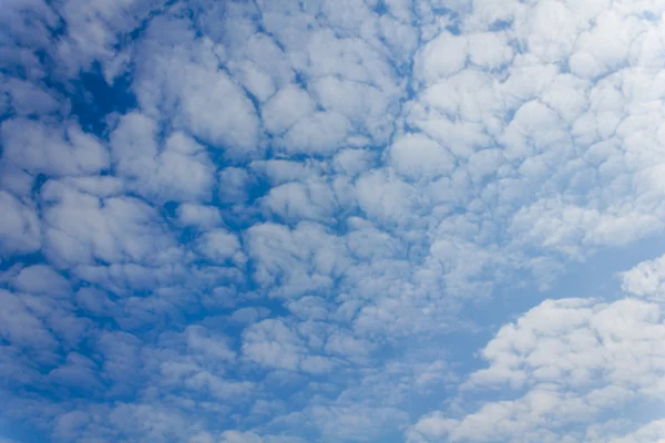 Mavi gökyüzünde beyaz bulutlar.