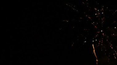 Fireworks gökyüzünde kuyruklu yıldızlar gibi