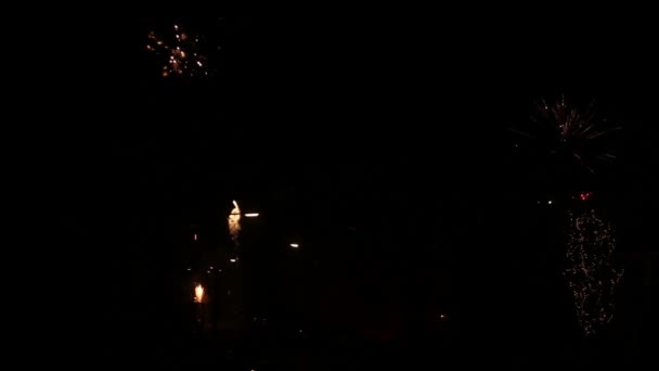 Fuegos artificiales en la calle — Vídeo de stock