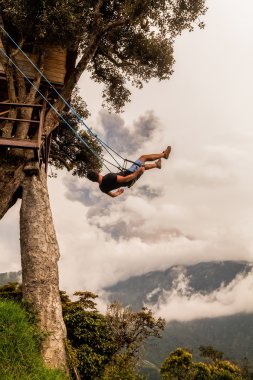 Genç adam Casa Del Arbol salıncak üzerinde rahatlatıcı