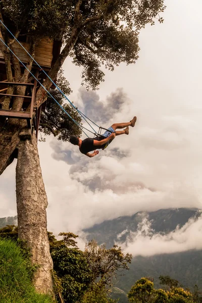 A Casa Del Arbol Swing tinédzser ember pihen — Stock Fotó