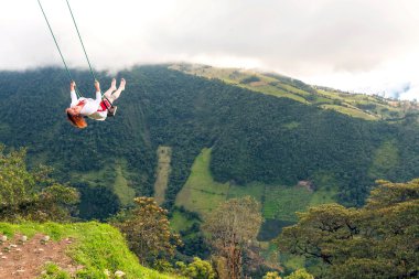 Mutlu genç sarışın kadın sallanan