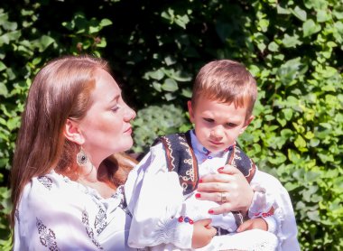Onun bebek çocuk sarılma Rumen kadın köylü